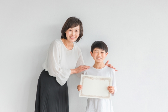 表彰状を持つ男の子