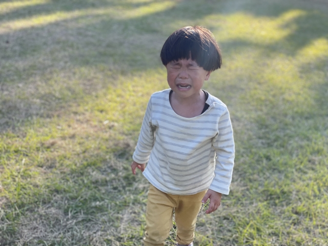 泣く子供