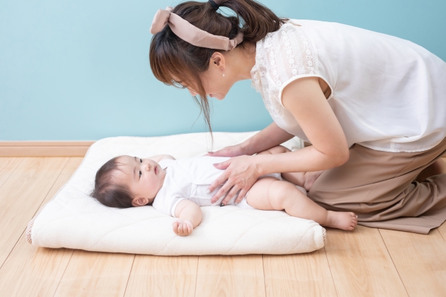 ママの顔を見つめる赤ちゃん