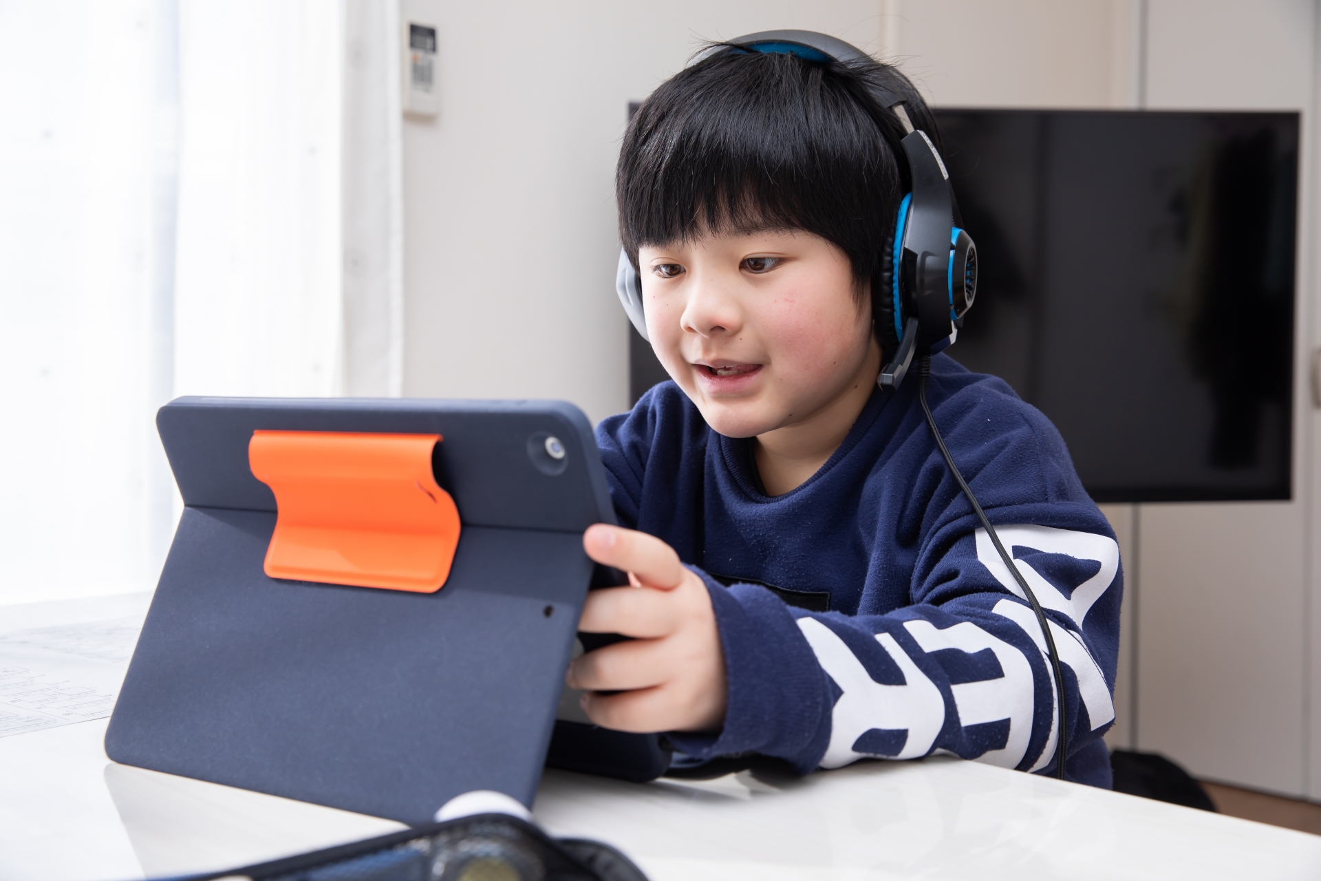 タブレット使っている小学生の写真