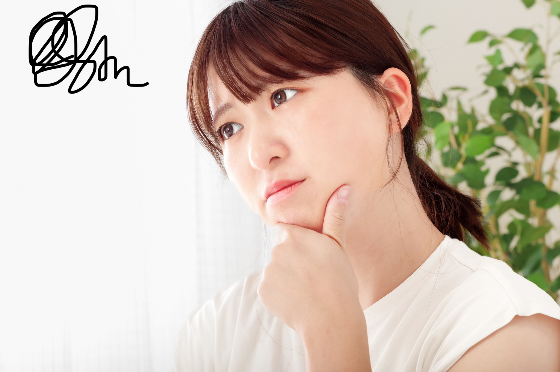 考え事をしている若い女性