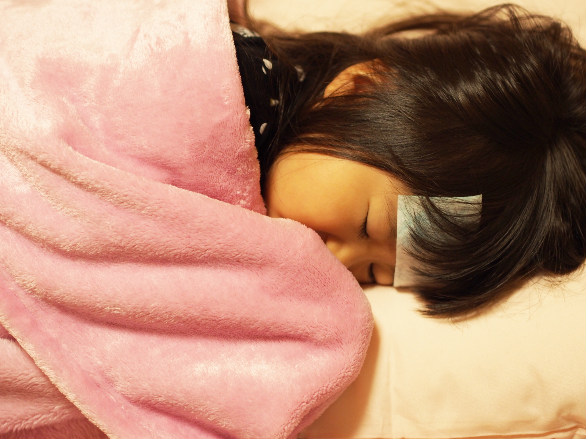 寝込んでいる女の子